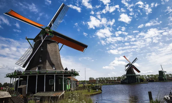 Ile jedzie bus z&nbsp;Polski do&nbsp;Holandii?