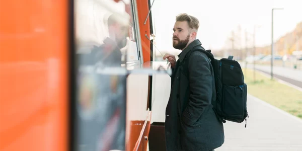 Bus od drzwi do&nbsp;drzwi – na&nbsp;czym polega oferta przejazdów międzynarodowych?